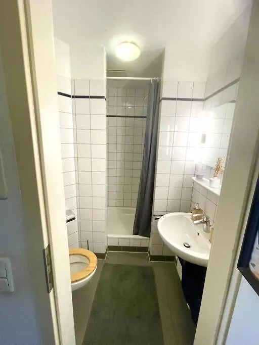 - Chilliges Zimmer In Dusseldorf Mit Balkon & Kuche; Big Tv And Bed - アパート