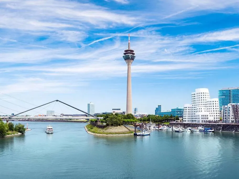- Chilliges Zimmer In Dusseldorf Mit Balkon & Kuche; Big Tv And Bed - アパート