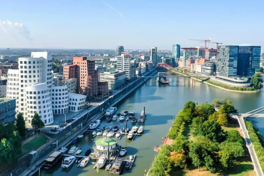 - Chilliges Zimmer In Dusseldorf Mit Balkon & Kuche; Big Tv And Bed -