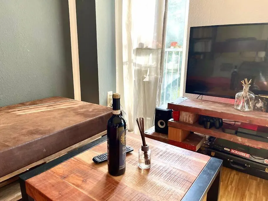 - Chilliges Zimmer In Dusseldorf Mit Balkon & Kuche; Big Tv And Bed - アパート